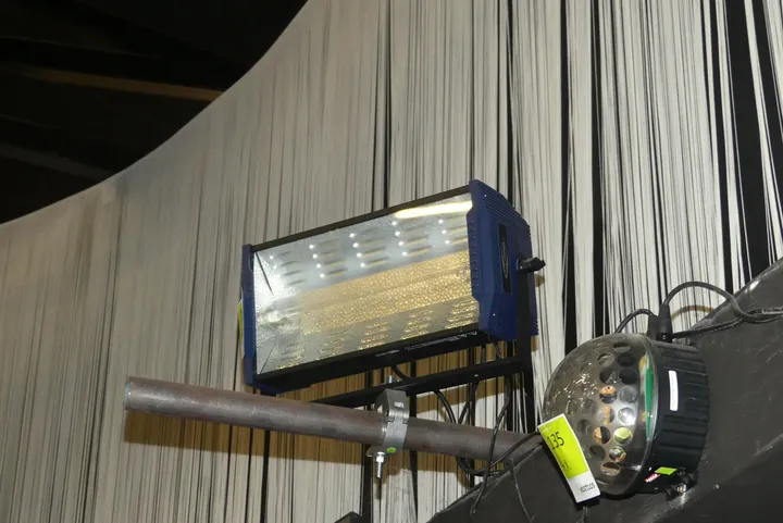 2x Showtec LED-Fluter/Blinder Modell: Titan Strobe